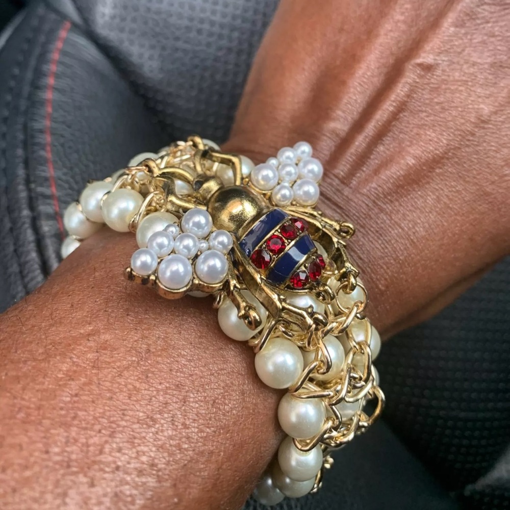 Handmade elastic pearl bee 🐝 bracelet